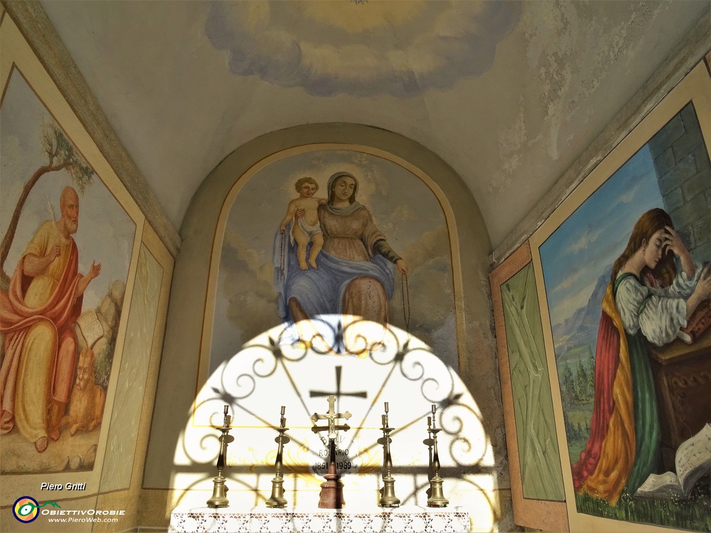 56 All'inizio di Miragolo San Marco santella Madonna del Rosario con Bambino e Santi.JPG